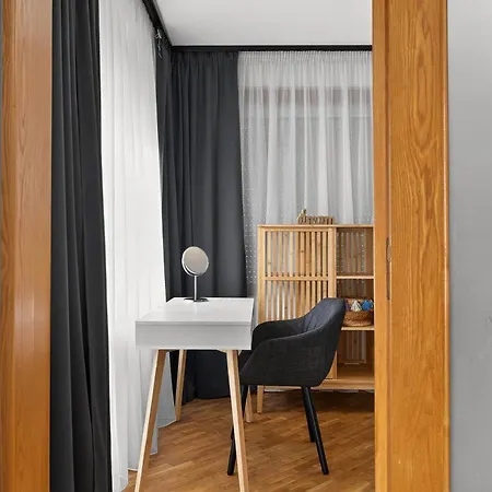 Center Artistic Nest Apartment