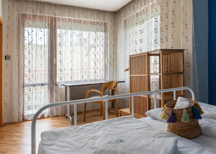 Apartment Center Artistic Nest Warna