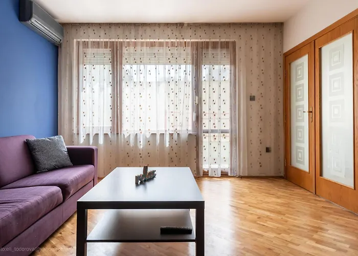 Top Center Artistic Nest