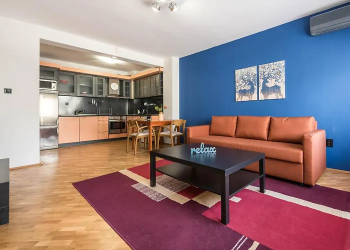 Center Artistic Nest Apartment