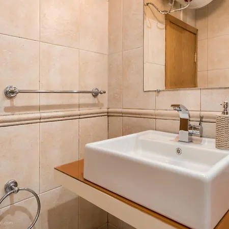 Апартамент Burov - Artistic In The Heart Of Suitable For Up To 4 Guests *