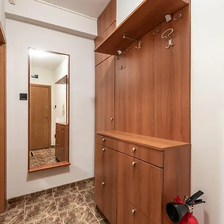 Апартамент Burov - Artistic In The Heart Of Suitable For Up To 4 Guests Варна