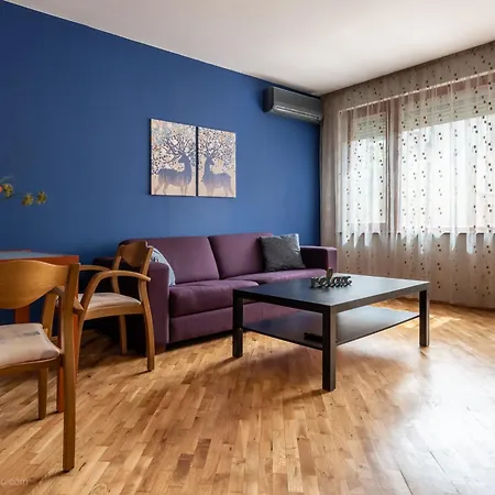 Apartment Burov - Artistic In The Heart Of Suitable For Up To 4 Guests *