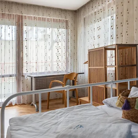 Апартамент Burov - Artistic In The Heart Of Suitable For Up To 4 Guests Варна