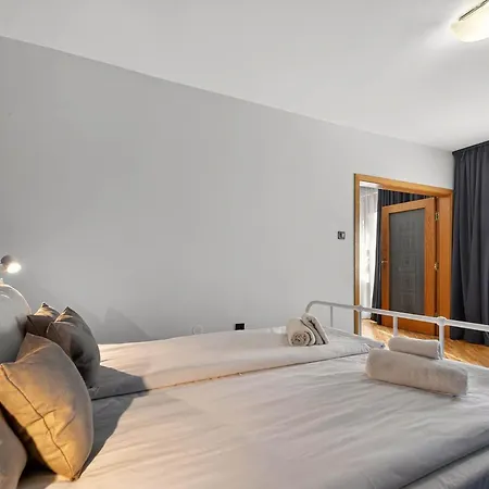 Center Artistic Nest Apartment