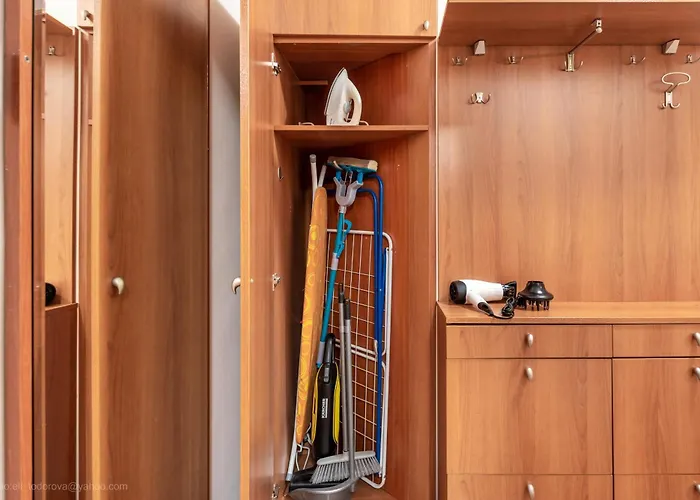 Top Center Artistic Nest