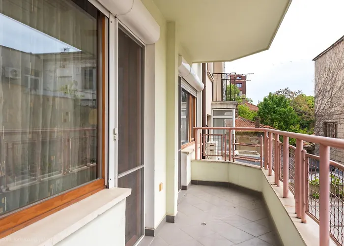 Top Center Artistic Nest Varna